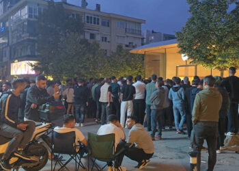 120 bin liralık iPhone almak için geceden kuyruğa girdiler