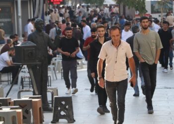 ‘Ülkenin kaynakları tank ve tüfeğe gidiyor’