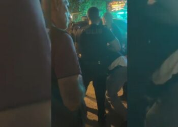 Bir genci darp eden polislere yurttaşlardan tepki