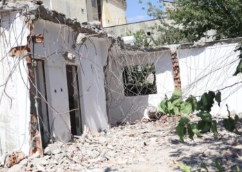 Depremzedelerin kaldığı yerler ‘hasarlı’ gerekçesiyle yıkıldı