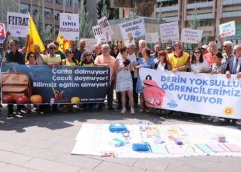 Eğitimciler kırtasiye zamlarını bakanlık önünde protesto etti