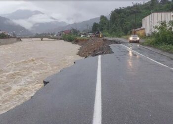Artvin’de sel: 32 köy yolu kapandı