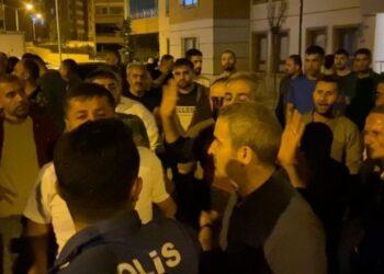 Polis, rahatsızlık verdiği bina sakinlerine silah çekerek tehdit etti