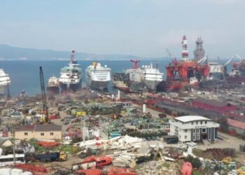Gemi söküm tesisinde işçiler zehirlendi: 1 işçi öldü