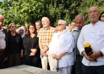 Apê Musa mezarı başında anıldı: Bize özgür basın mirasını bıraktın