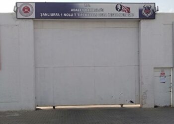 Halay çeken tutsaklara iletişim cezası