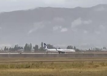 AJet’de sorunlar bitmiyor: Yolcu uçağı Hakkari’de çamura saplandı