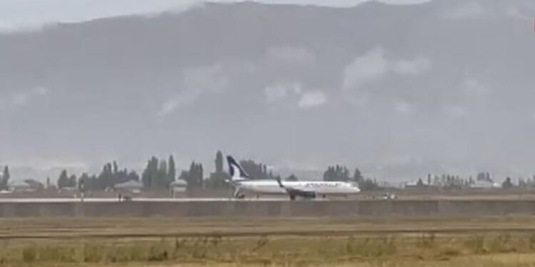 AJet’de sorunlar bitmiyor: Yolcu uçağı Hakkari’de çamura saplandı