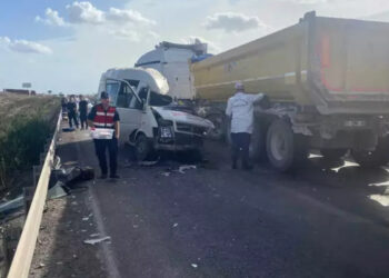 Adana’da TIR ile servis minibüsü çarpıştı; 4 ölü, 6 yaralı