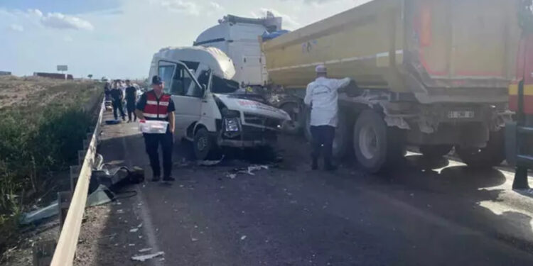 Adana’da TIR ile servis minibüsü çarpıştı; 4 ölü, 6 yaralı