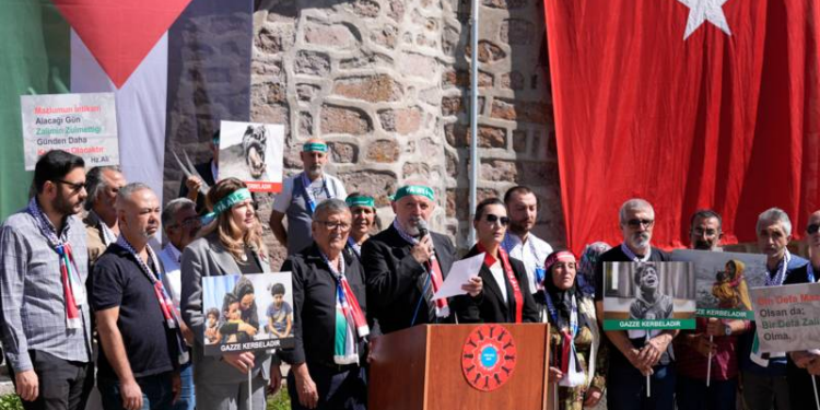 Alevi derneklerinden İsrail'in Gazze ve Lübnan'a yönelik saldırılarına tepki; Netanyahu'nun kuklasını parçaladılar!
