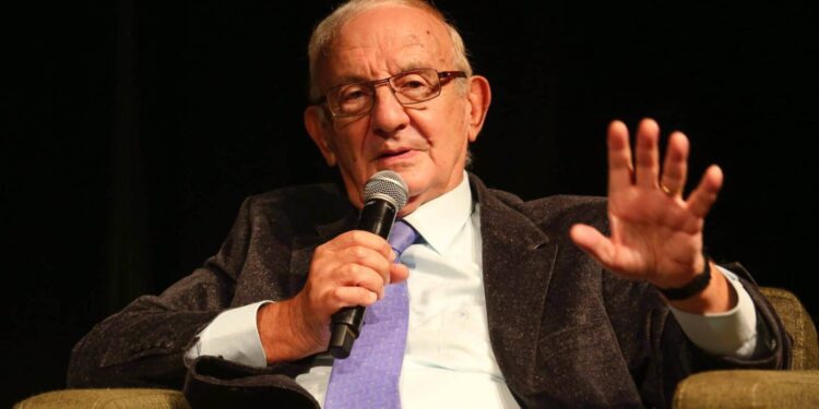 Atilla Dorsay'ın "Benim Sevgili ‘6 Silahşörler’im" kitabı, yakın tarihe ait bir okuma yolculuğu...