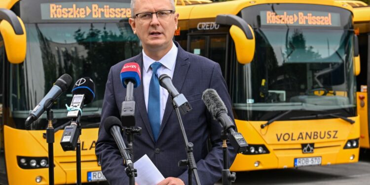 Avrupa Komisyonu ve Macaristan arasında kılıçlar yeniden çekildi