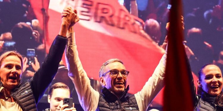 Avusturya’da aşırı sağcı FPÖ seçimde birinci çıktı