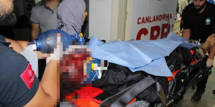 Balkonun altında sohbet eden gençlere ateş etti, yakınları tarafından darbedildi: 1 ölü, 2 yaralı