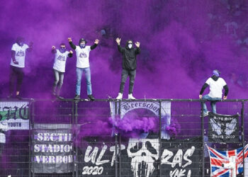 Belçika'da Olaylı Derbi! Dirk Kuyt'ın Takımı Bozguna Uğradı, Maç Yarıda Kaldı!