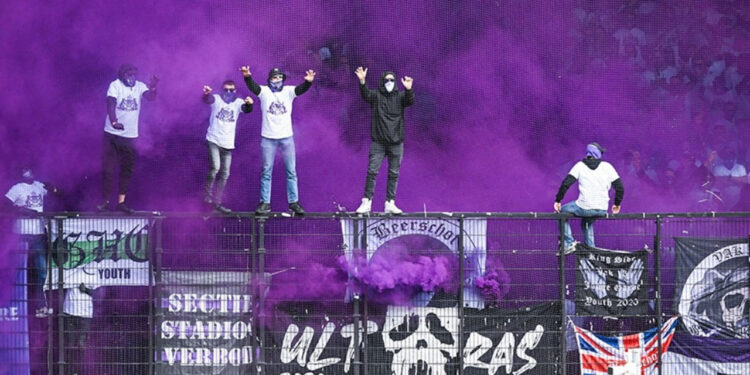 Belçika'da Olaylı Derbi! Dirk Kuyt'ın Takımı Bozguna Uğradı, Maç Yarıda Kaldı!