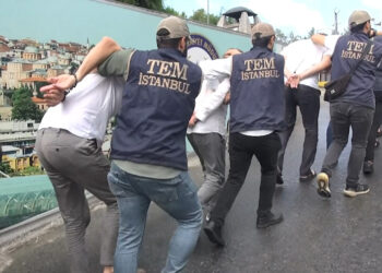 Beylikdüzü'nde Uluslararası Casuslar Yakalandı: Site Otoparkında Tabancalar Bulundu