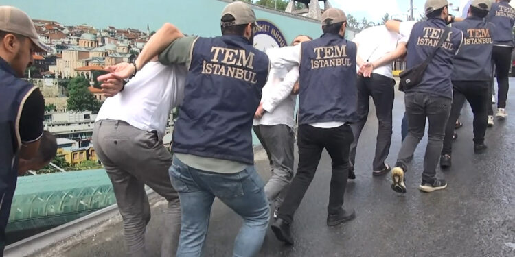 Beylikdüzü'nde Uluslararası Casuslar Yakalandı: Site Otoparkında Tabancalar Bulundu