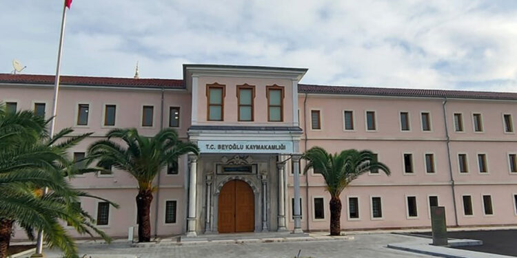 Beyoğlu Belediyesi yöneticilerinin kaymakamlığa girişi engellendi