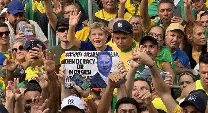 Binlerce kişi, X’e erişim engelini protesto etti