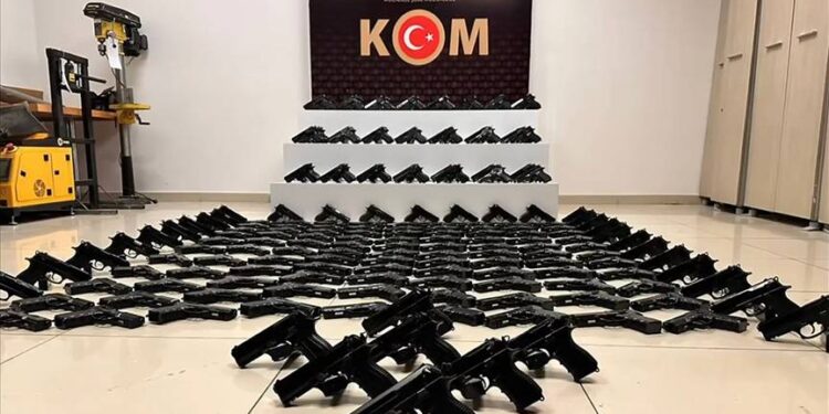 Bir yılda 90 binden fazla kaçak ve ruhsatsız silah yakalandı, 101 bini aşkın kişi gözaltına alındı!