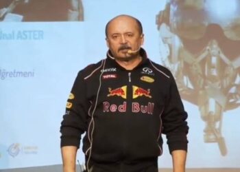 Bursa'daki uçak kazasında ölen öğretmen pilot Ünal Aster'in film gibi hayat hikayesi olduğu ortaya çıktı