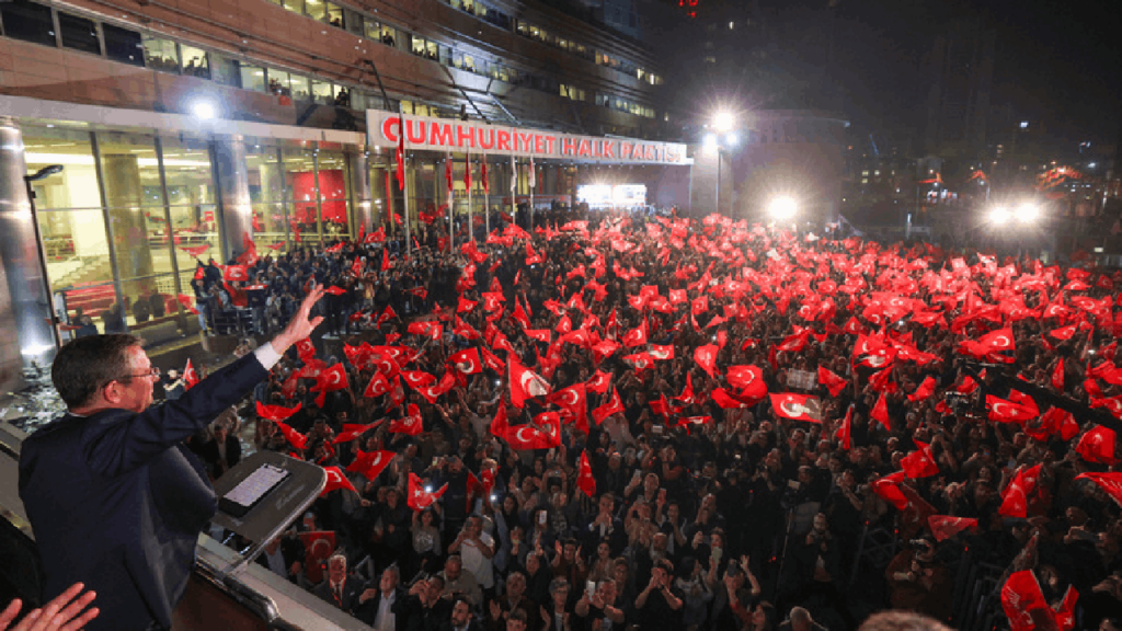 CHP'den Erken Seçim Startı: Partililer Sahaya İnecek