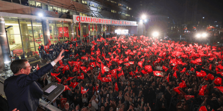 CHP'den Erken Seçim Startı: Partililer Sahaya İnecek