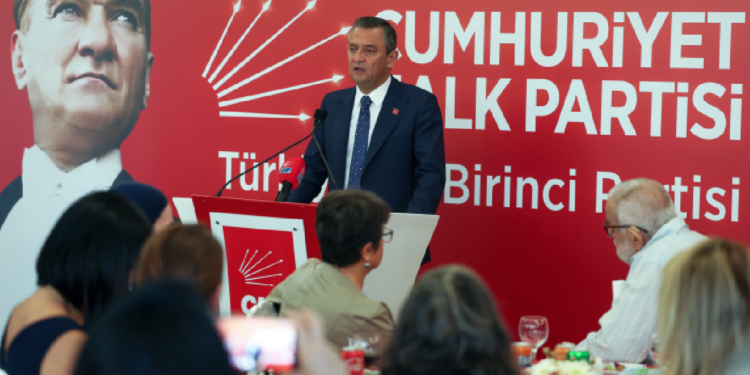 CHP'nin 101'inci Kuruluş Yıl Dönümü... CHP Lideri Özgür Özel, Mağdur Ailelerle Buluştu: 'Annenin Gözyaşının Rengi Yoktur'