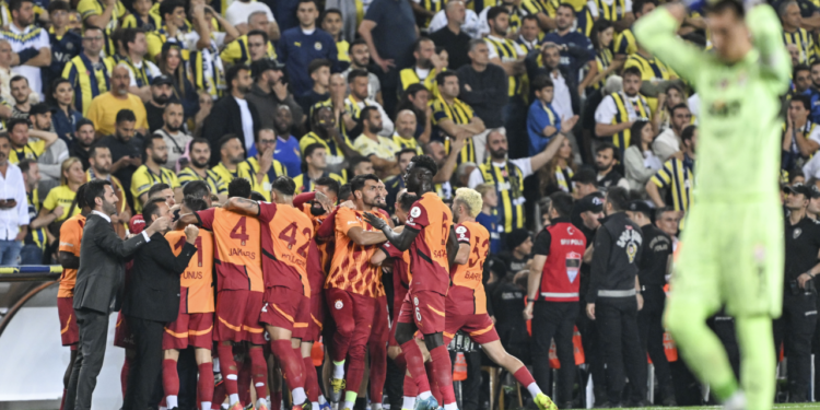 Canlı Maç Anlatımı I Kadıköy’de Tempo Yüksek! Derbide Art Arda Dört Gol: Fenerbahçe 1 - 3 Galatasaray