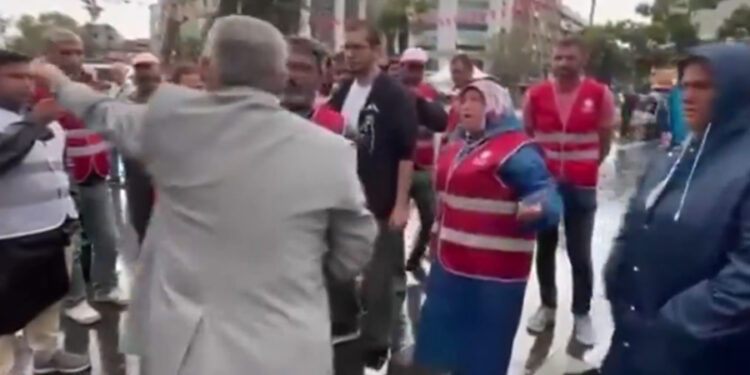 Çatalca müftüsü, işten çıkarıldıkları için eylem yapan işçilere müdahale etti