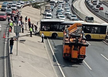 D-100'ü Kilitleyen Kaza! İETT Otobüsü Kontrolden Çıkıp Direğe Çarptı