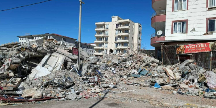 Depremde 25 Kişiye Mezar Olmuştu... Bilirkişi Raporundaki 'Asli Kusur'a Rağmen Tahliye Edilmişler!