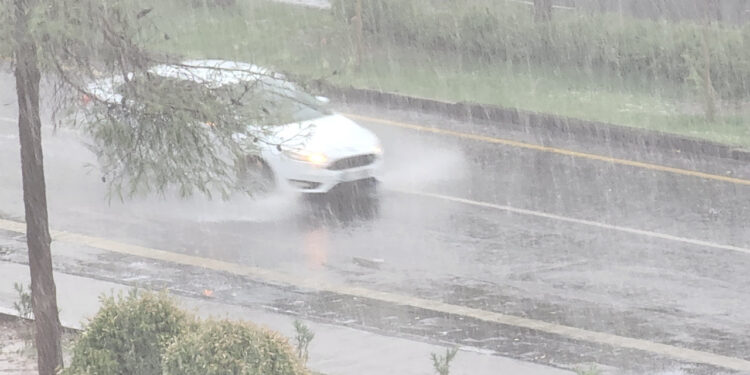 Diyarbakır'da Sağanak: Yollar Göle Döndü