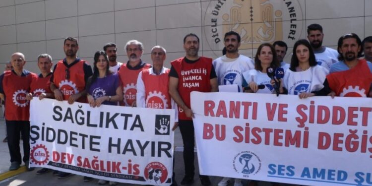 Diyarbakır’da sağlık çalışanlarına şiddete protesto: 'Sorumlu iktidar politikaları'