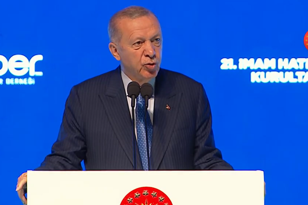 Erdoğan, ‘genç teğmenleri’ hedef gösterdi: “O kılıçları kime çekiyorsunuz?”