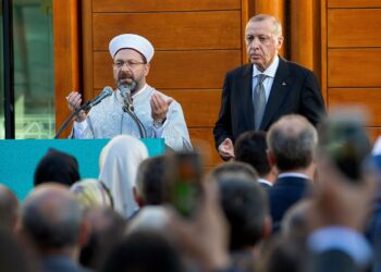“Erdoğan harıl harıl kavga edecek ‘din düşmanı’ arıyor, bulamayınca da…’