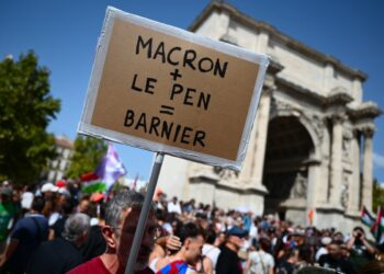 FRANSA | Macron’un Başbakan tercihine itiraz eden binlerce kişi sokaklara döküldü