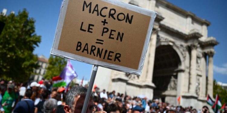 FRANSA | Macron’un Başbakan tercihine itiraz eden binlerce kişi sokaklara döküldü