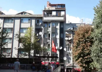 Fatih’te kaçak kat üstüne gecekondu diktiler