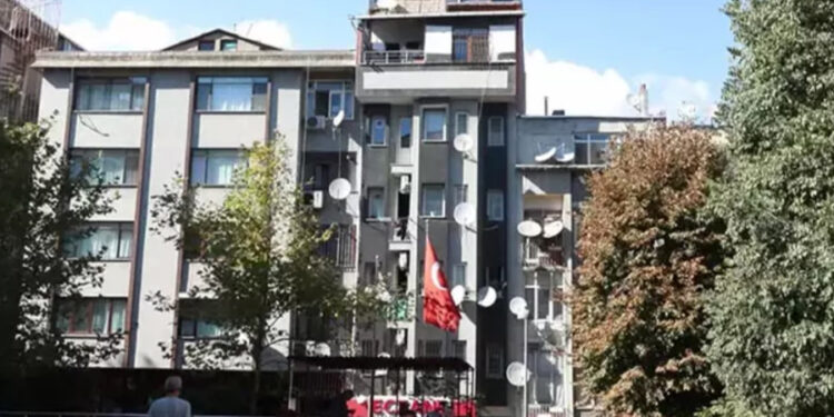 Fatih’te kaçak kat üstüne gecekondu diktiler