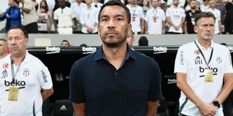 Giovanni van Bronckhorst: '10 Kişiye Karşı Oynamamız Gerektiği Şekilde Oynayamadık'