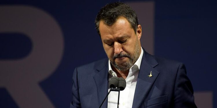 Göçmen gemisini geri çeviren Salvini'nin altı yıl hapsi istendi