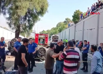Hasta ziyaretine giderken otomobille bariyerden uçtular: 3 ölü, 2 yaralı