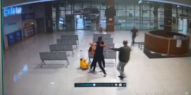 İYİ Partili belediye başkanı ve oğlu terminalde husumetlileriyle kavga etti