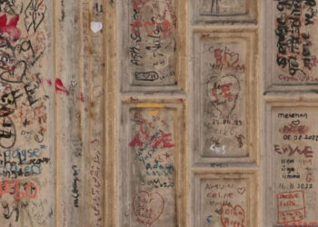 İki Sarayı Birbirine Bağlayan Tarihi Geçit Yazı Tahtasına Döndü!