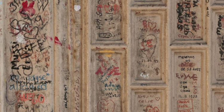 İki Sarayı Birbirine Bağlayan Tarihi Geçit Yazı Tahtasına Döndü!