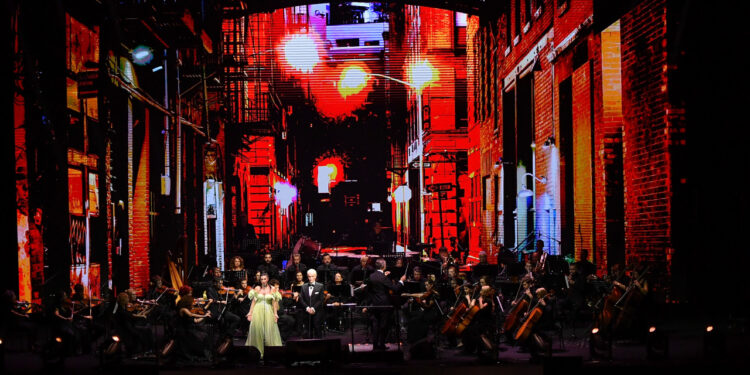 İspanyol Tenor İstanbul'da Renkli Bir Konser Verdi