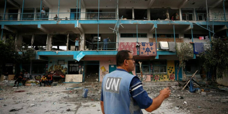 İsrail, Gazze'de Sivillerin Sığındığı Okula Saldırdı: 6 BM Personeli Öldü